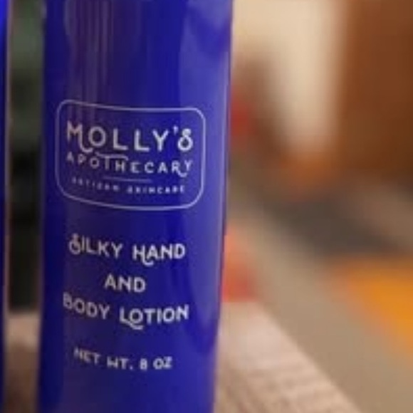 Natural Frosted Winterberry Molly's Apothecary Silky Hand and Body Lotion NWT - Picture 4 of 5